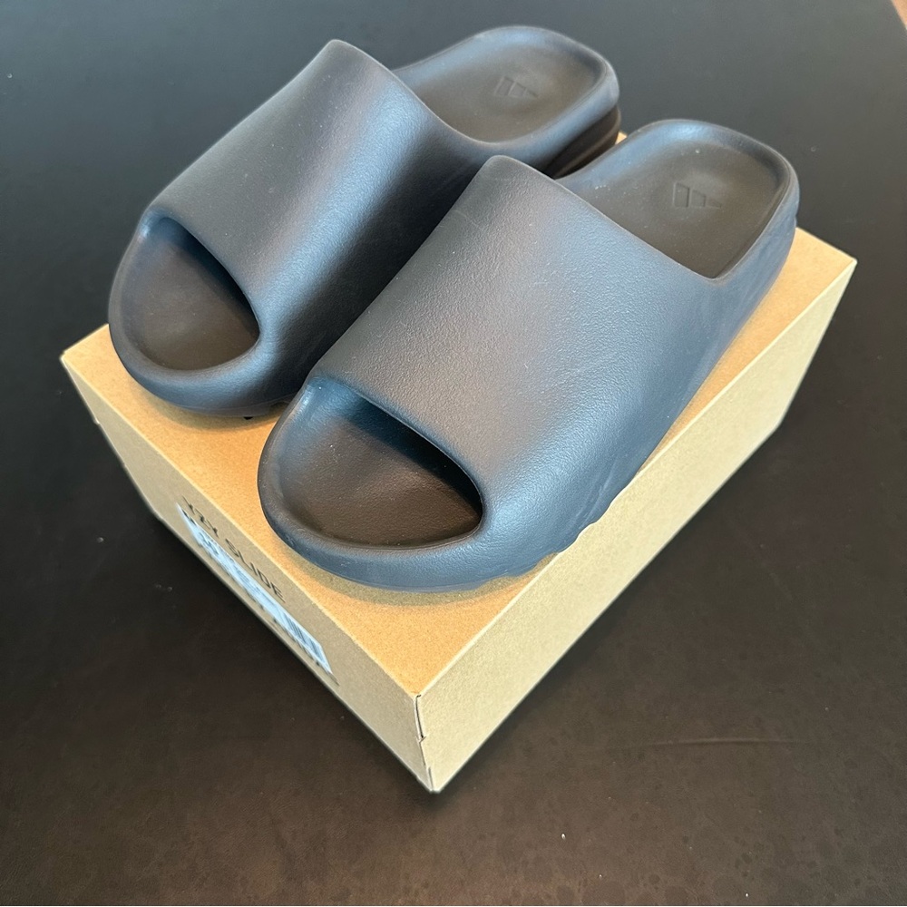 Men’s Yeezy Slide - Onyx - Like New